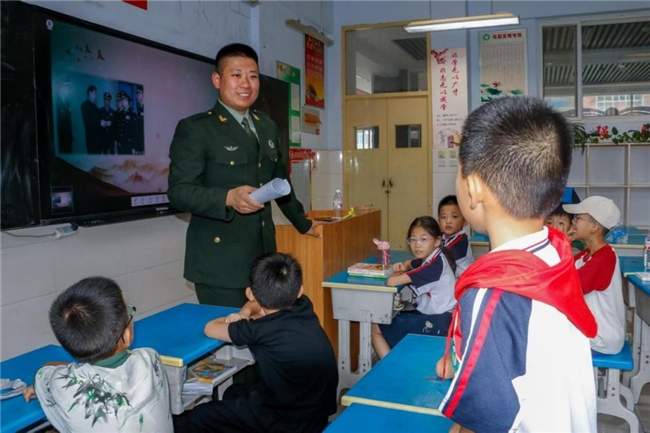 齐鲁师院物电学院“三下乡”：爱心支教暖童心，双基地揭牌启新篇
