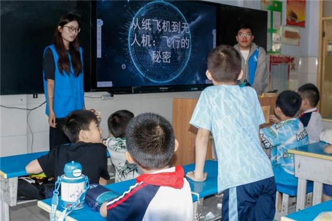 齐鲁师院物电学院“三下乡”：爱心支教暖童心，双基地揭牌启新篇