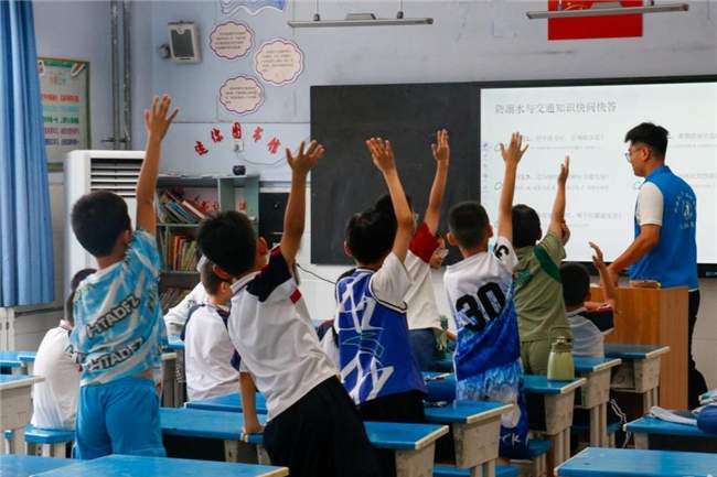 齐鲁师院物电学院“三下乡”：爱心支教暖童心，双基地揭牌启新篇